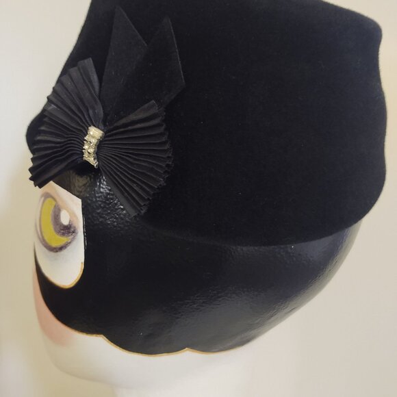 Velvet Petite Black-BOW Hat~ Vintage - Picture 1 of 8